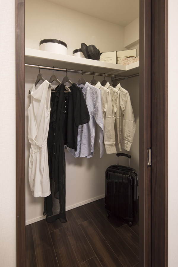 Receipt.  [Walk-in closet] The amount of storage is rich, And out is also easy to store space. Also go to organize with a margin clothing and bags, which will in the future increase (same specifications)