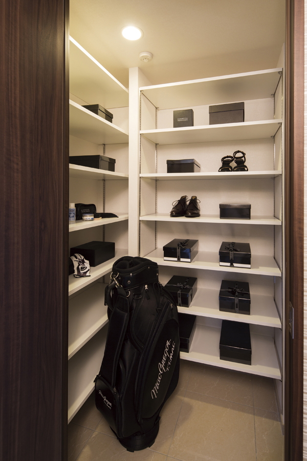 Receipt.  [Shoes-in closet] Closet the corresponding high-capacity storage of family each of the rich footwear. Because there is a room can be organized into their own space (same specifications)