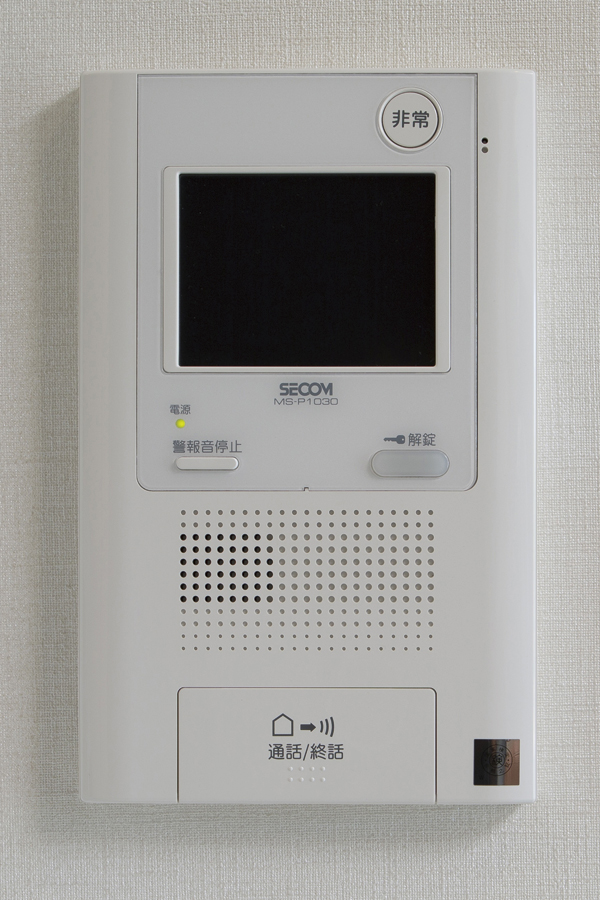 Security.  [Intercom with color monitor] Make sure the visitor in the color video and audio, Intercom with a color monitor and a living to be able to unlock the auto-lock of the entrance ・ It has been installed in the dining (same specifications)