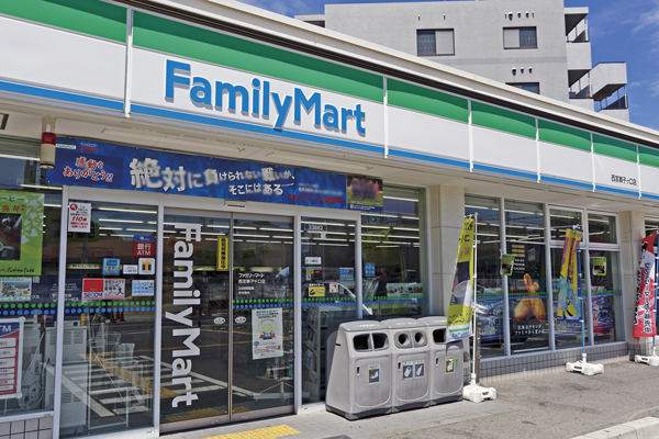 Surrounding environment. FamilyMart Nishinomiya lion months outlet store (2-minute walk ・ About 90m)