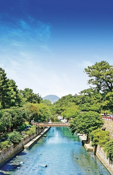Pleasure and pain Gardens, known as the majestic mansion district. It is blessed with the natural environment, Clear stream representative of the Nishinomiya, Shukugawa There is just around the corner (Shukugawa park ・ About 1900m / We CG processing. Actual and slightly different)