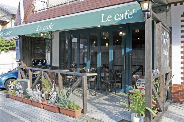 Rukafe (a 10-minute walk ・ About 780m). Water out to extract over 12 hours iced coffee, etc., Hideaway cafe taste a full-fledged coffee. Food menu is also rich in, Season good climate is recommended a terrace seat