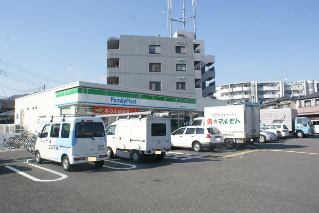 Convenience store. 470m to Family Mart (convenience store)