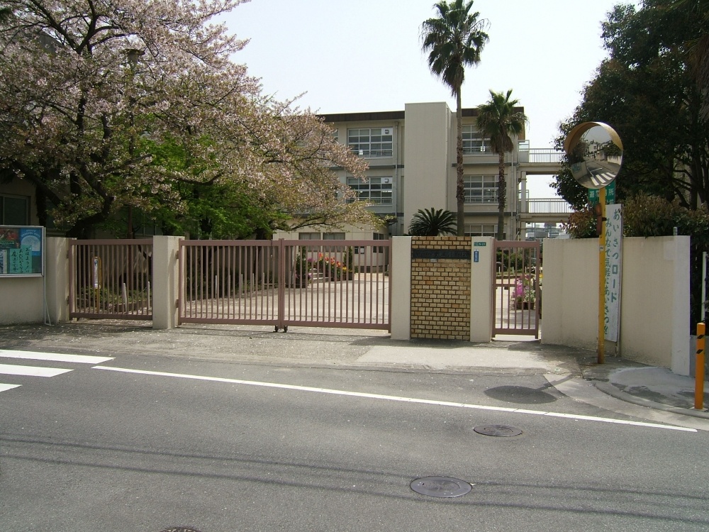 Primary school. 612m to Nishinomiya Municipal level upper elementary school (elementary school)