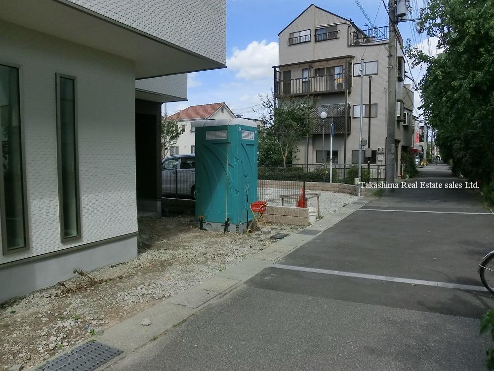 Local photos, including front road. Front road is a sidewalk.