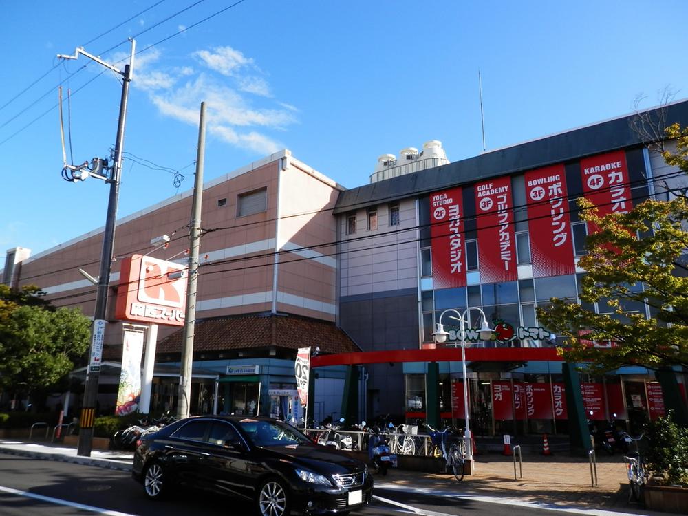 Supermarket. 556m to the Kansai Super Hirota shop