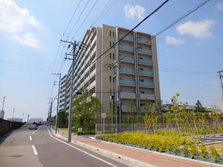 Local appearance photo. March 2013 completed large-scale commercial complex [Million Town] Since There is adjacent, Not troubled to shopping!
