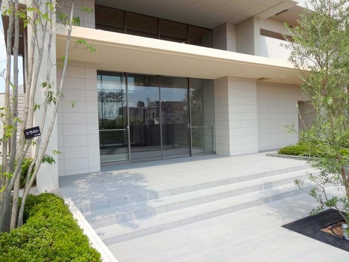 Local appearance photo. Entrance is, of course, auto-lock! In addition to the built shallow, Management is also beautiful mansion attentive.
