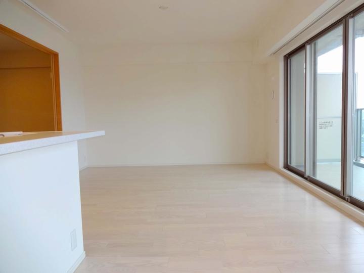 Living. Living-dining is a large space that 14.3 Pledge and the Japanese-style room is 4.5 Pledge. The room looks widely so bright on the south-facing!