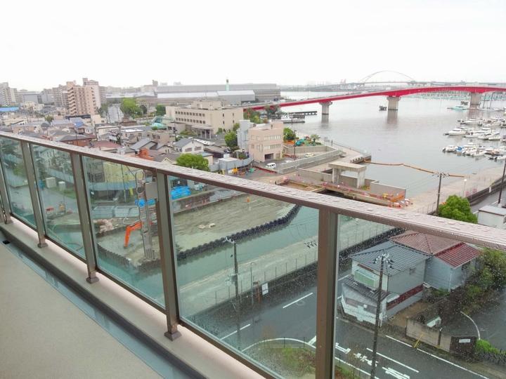 View photos from the dwelling unit. For the south-facing upper floors, It may be positive per, Since becoming the skeleton there is a view overlooking the yacht harbor from the living room
