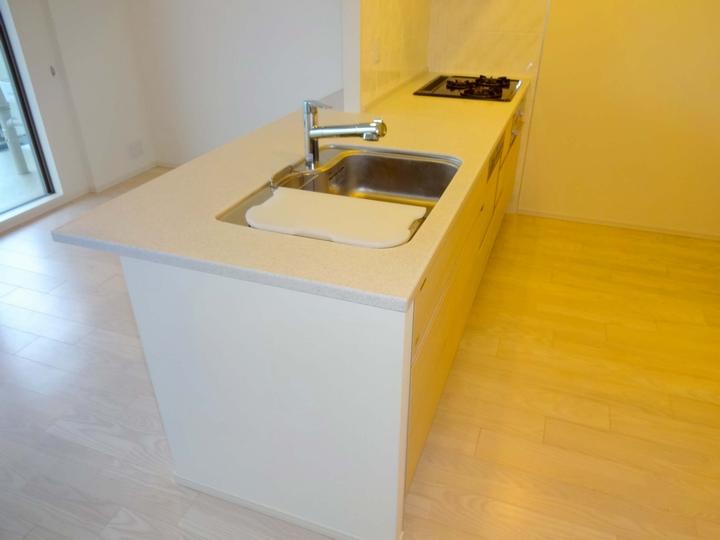 Kitchen. There is a feeling of opening because there is no wall in the kitchen and living-dining side, While making the dishes, Also impetus conversation!