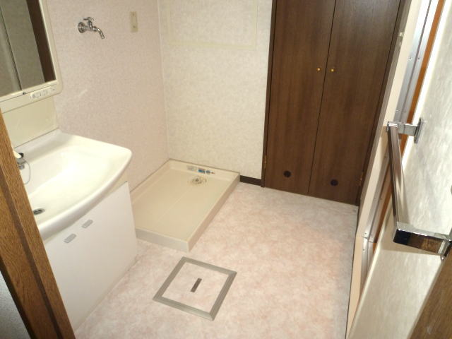 Washroom. Wash ・ Undressing space Storage is also located convenient