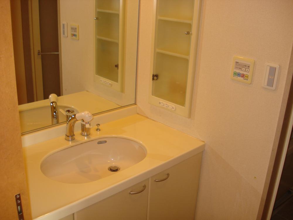 Wash basin, toilet. Room (May 2013) Shooting