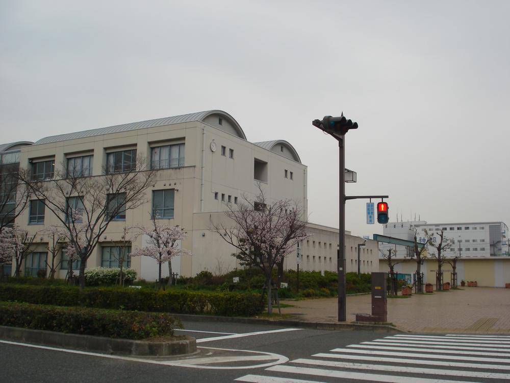 Junior high school. Nishinomiyahama is a junior high school, which is in the 6-minute walk from the 480m home to middle school.