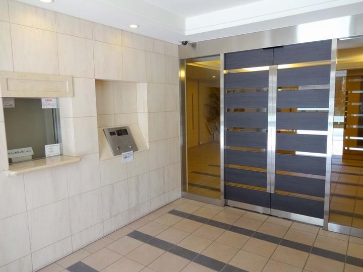 Entrance. 24-hour security system.