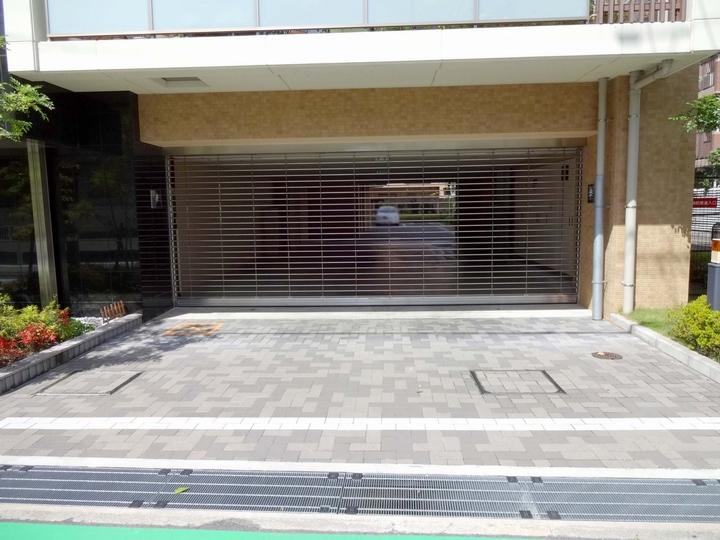 Local appearance photo. Parking entrance is also offers peace of mind security aspects in with grill shutter of the remote control retractable.