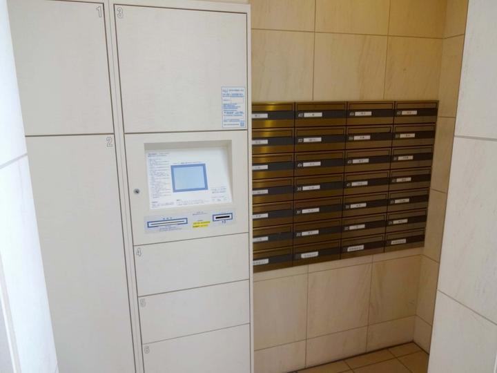 Other common areas. There is also home delivery box.