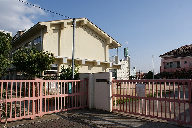 kindergarten ・ Nursery. Door kindergarten (kindergarten ・ 425m to the nursery)