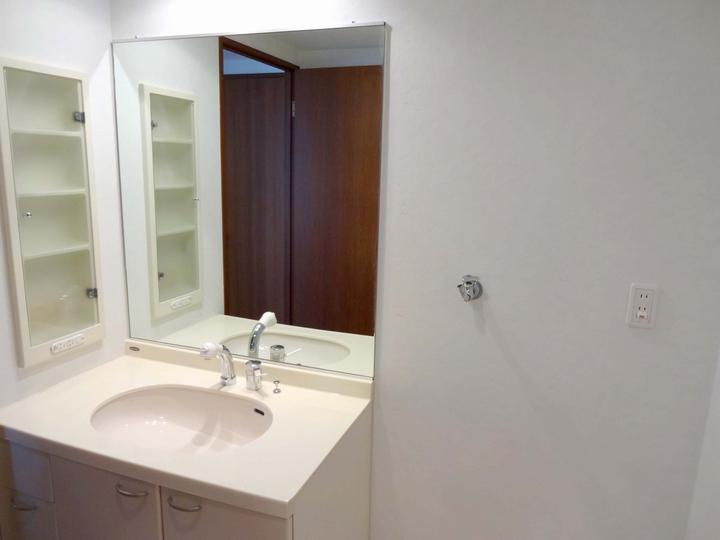 Wash basin, toilet. Indoor (12 May 2013) Shooting Mirror is very large dresser!