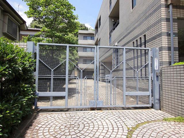 Local appearance photo. It has secured a single plane parking per dwelling unit!