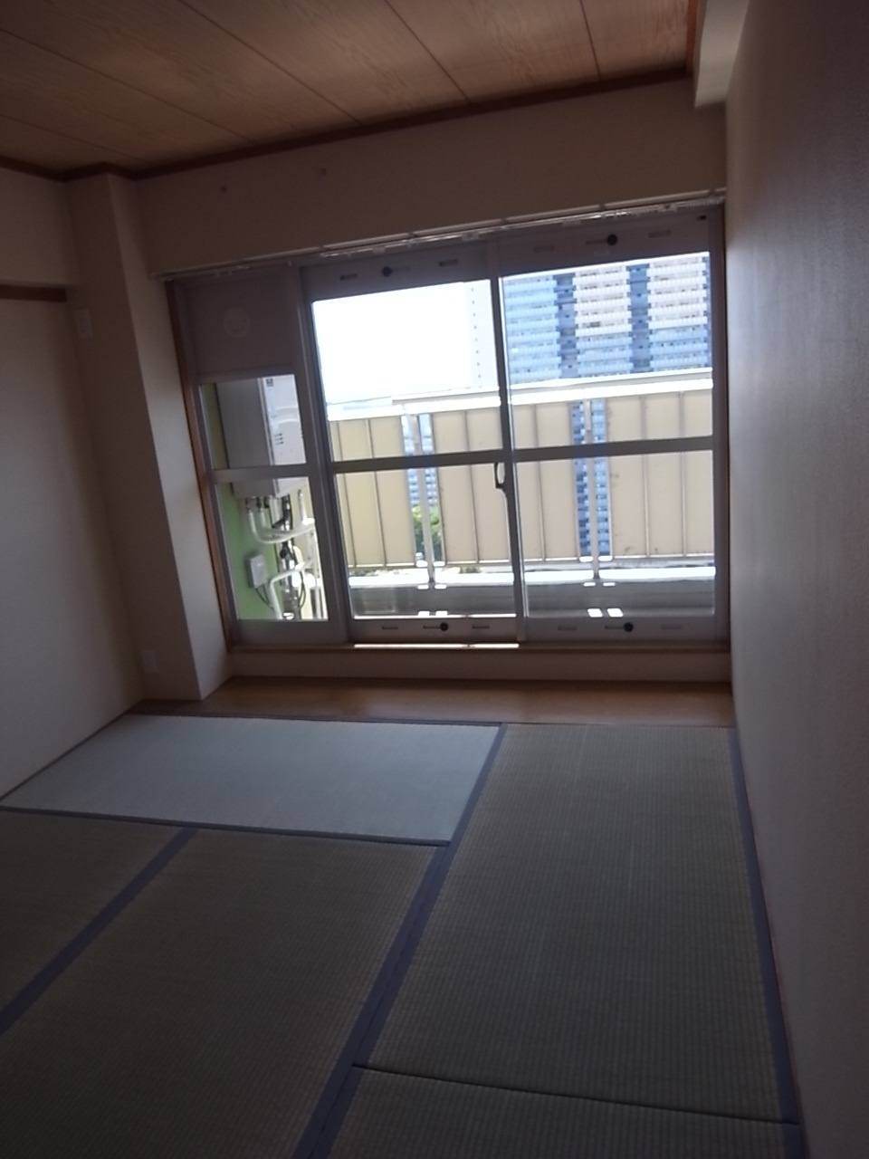 Living and room. 6-mat Japanese-style room of calm atmosphere