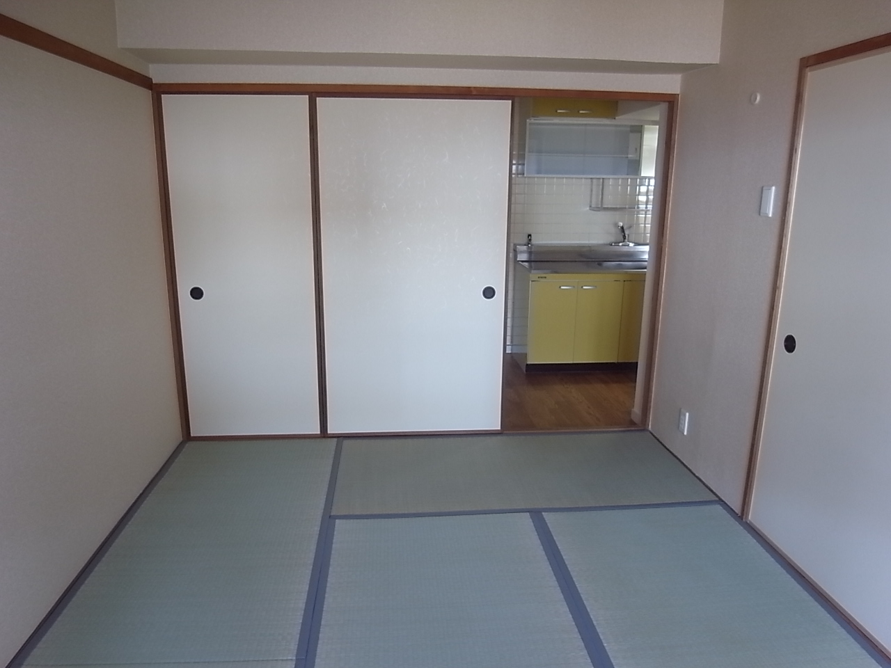 Living and room. 6-mat Japanese-style room of calm atmosphere