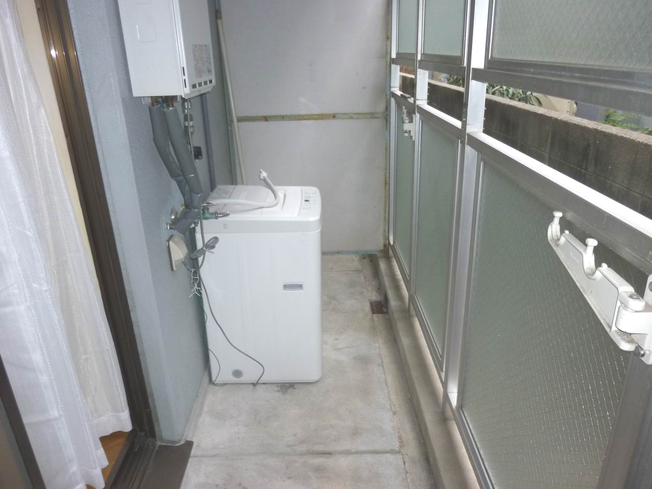 Balcony. Washing machine indispensable to one person living is also standard