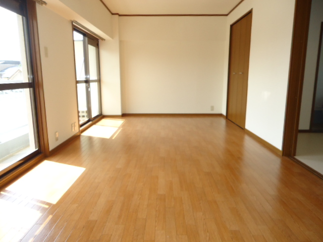 Living and room. Western-style room is flooring, It is clean Ease.