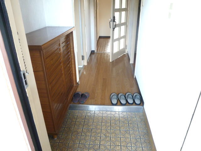Entrance. With shoe box