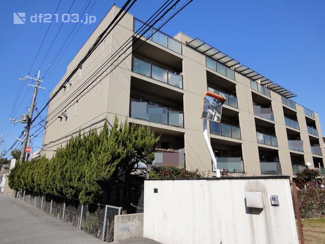 Local appearance photo. Showa is a 55-year July Built 5-story low-rise apartment. Mukogawa also is an environment close to enjoy nature