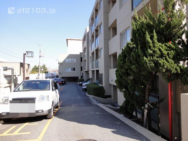 Local appearance photo. Showa is a 55-year July Built 5-story low-rise apartment. Mukogawa also is an environment close to enjoy nature