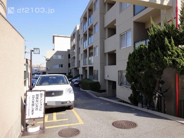 Local appearance photo. Showa is a 55-year July Built 5-story low-rise apartment. Mukogawa also is an environment close to enjoy nature
