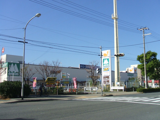 Supermarket. 920m to Daiei (super)