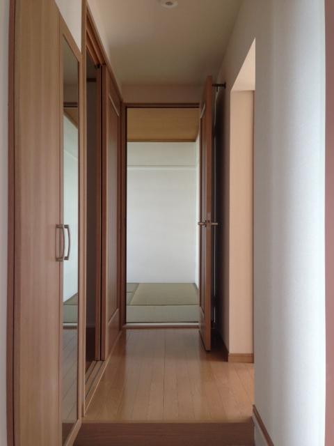 Non-living room. Is 6 Pledge Japanese-style room there in the back from the corridor.