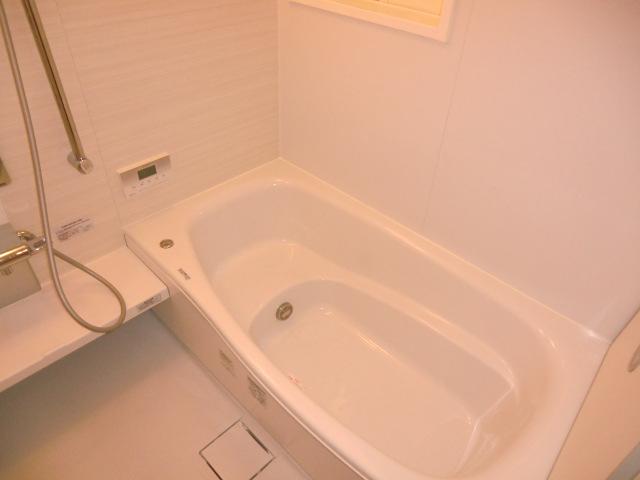 Bathroom. Local photo (bathroom) Water-saving tub! Bathtub warm! Insulated wall! Floor insulation! With bathroom heating dryer! 