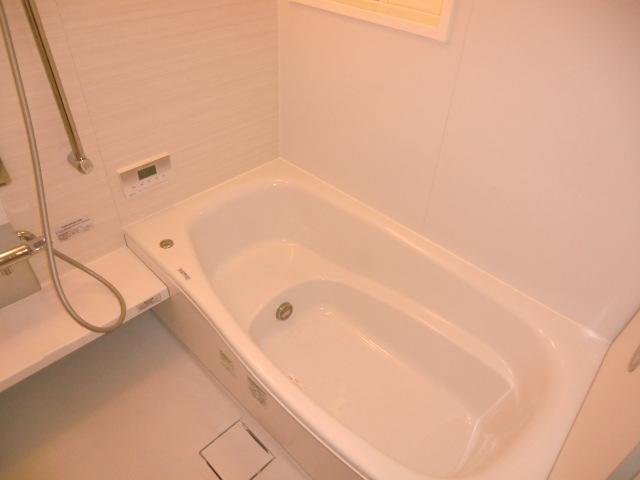 Bathroom. Local photo (bathroom) Water-saving tub! Bathtub warm! Insulated wall! Floor insulation! With bathroom heating dryer!