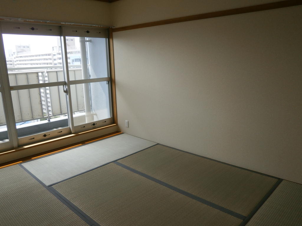 Living and room. 6-mat Japanese-style room of calm atmosphere