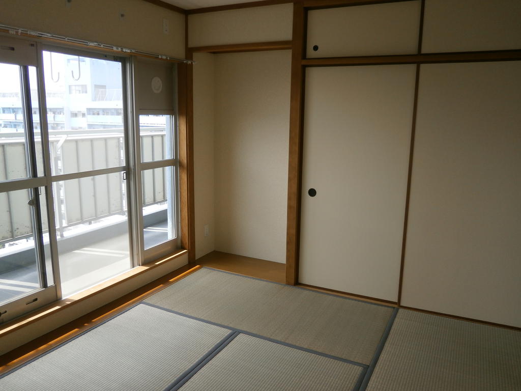 Living and room. 6-mat Japanese-style room of calm atmosphere