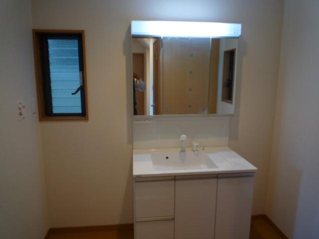 Wash basin, toilet