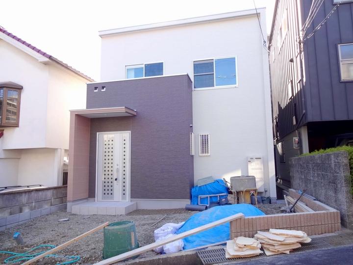 Local appearance photo. Current, It is under construction. The surroundings are quiet and leafy residential area.