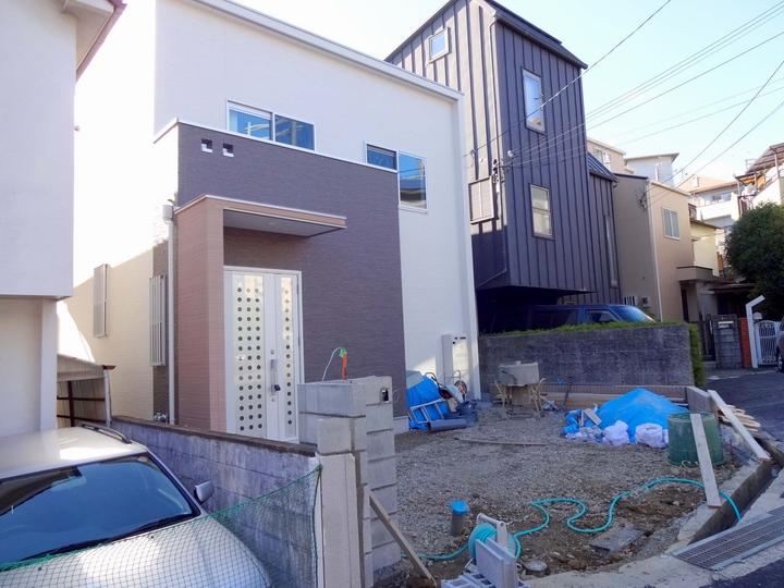 Local photos, including front road. Current, It is under construction. Insulation thermal insulation properties ・ Sound insulation ・ The Company has adopted the excellent Aqua form to airtightness.