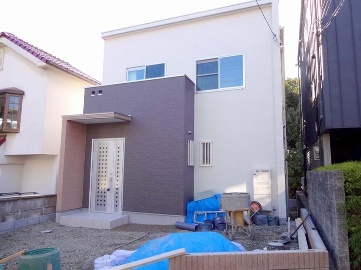 Local appearance photo. The surroundings are quiet and leafy residential area.