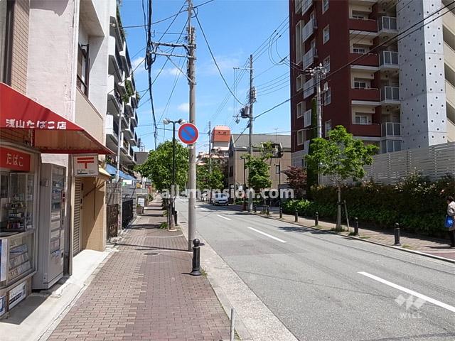 Other local. Front road of the site north. It is pedestrian traffic is high on the day there is an event at Koshien Stadium.