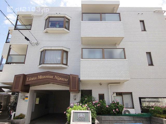 Local appearance photo. Local (June 2011) shooting The first is a kind low-rise exclusive residential quiet residential area of the region