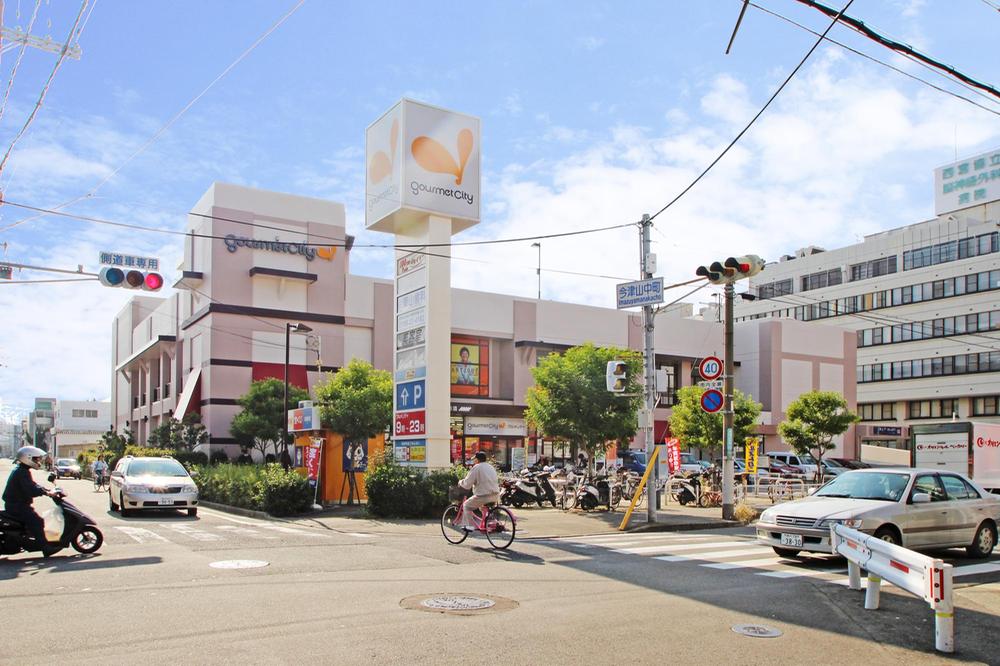 Supermarket. 330m nearest shopping facilities Gourmet City to Gourmet City. 2 minutes if the bicycle in a flat road. Okay even if there is to forget to buy if this distance. 