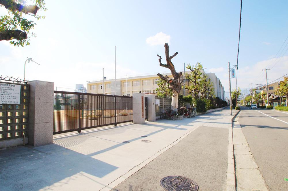 Primary school. School also peace of mind of the 460m walk 6 minutes and the children to Tsumon elementary school. 