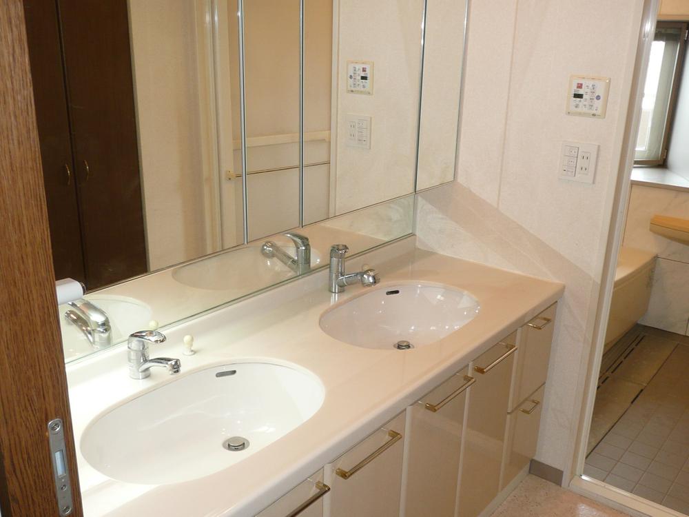 Wash basin, toilet. Room (August 2013) Shooting W = 1800 2 ball basin