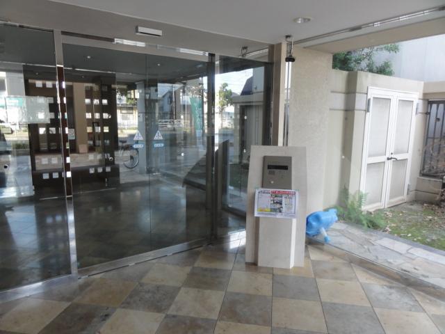 Entrance. Common areas