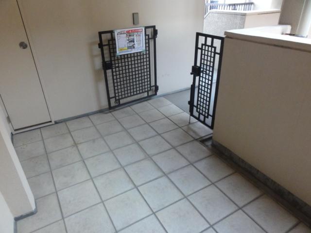 Entrance. Spacious private porch ☆