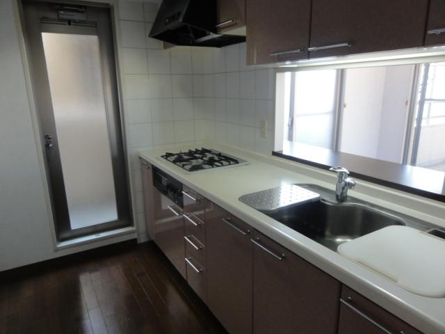 Kitchen. With counter face-to-face kitchen